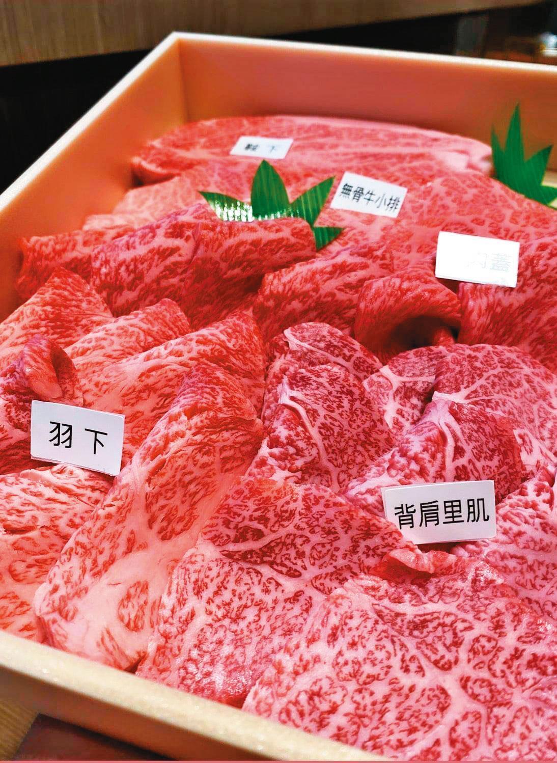 「俺達の肉屋」以小紙牌標示肉品不同名稱，讓客人了解點購的肉品部位。