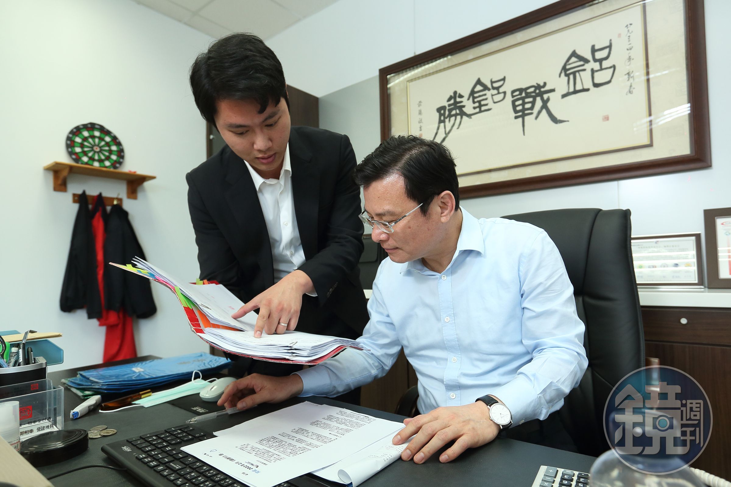 顏德新（右）2012年意外併購外商企業海德魯，在鋁業更站穩腳步，兒子顏兆鑫（左）目前擔任海德魯總經理，是父親的得力助手。