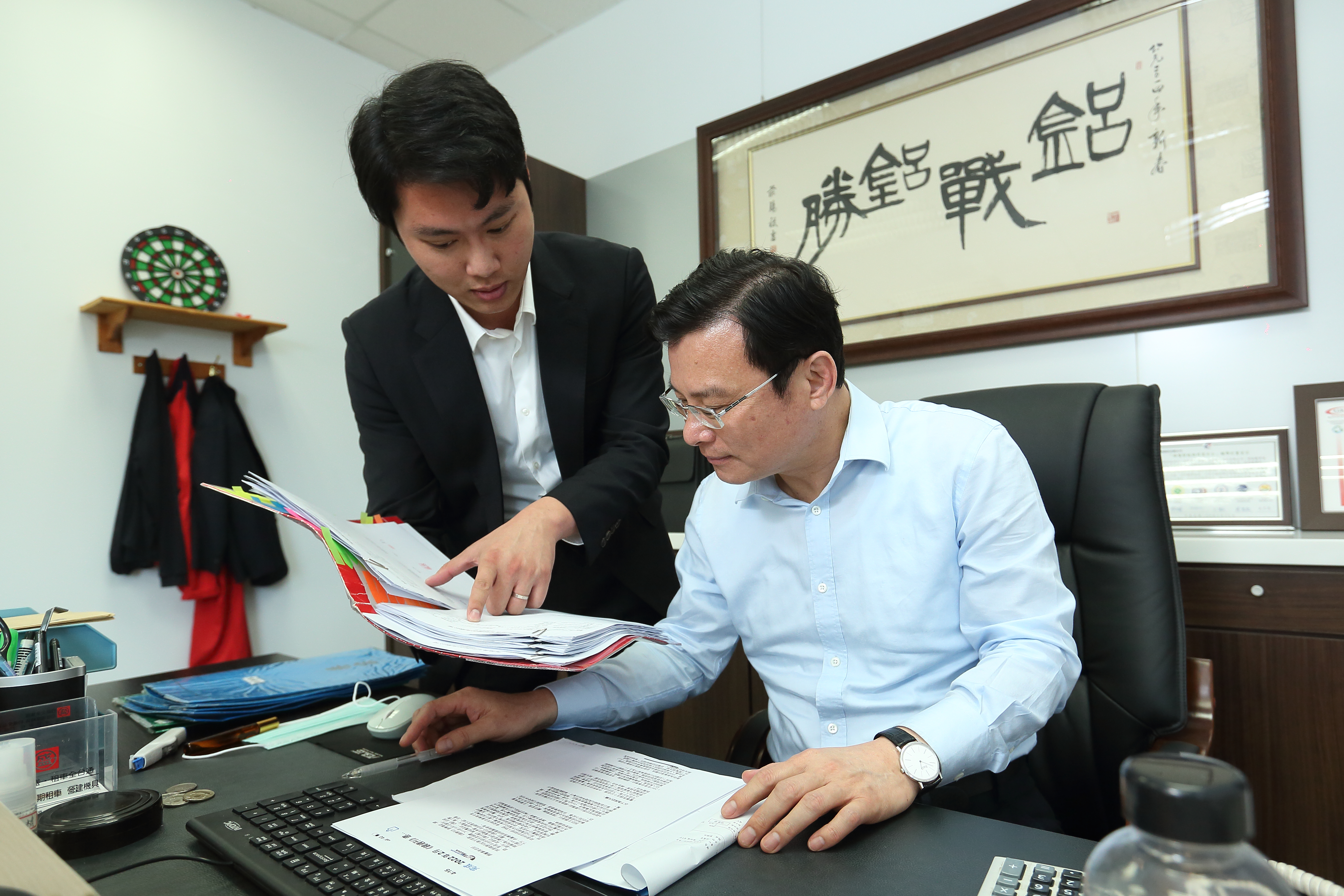 顏德新（右）2012年意外併購外商企業海德魯，在鋁業更站穩腳步，兒子顏兆鑫（左）目前擔任海德魯總經理，是父親的得力助手。