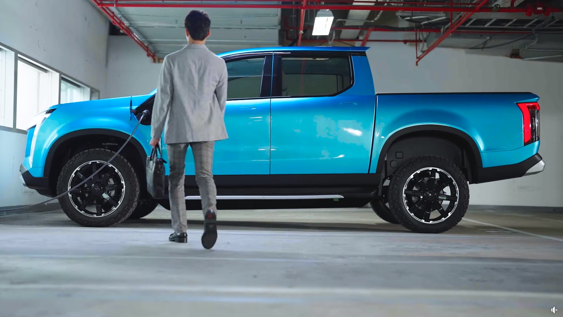 為了即將到來的科技日，鴻海今曝光全新打造的電動皮卡Model V外觀與內裝。（翻攝自鴻海科技集團Hon Hai Technology Group臉書）