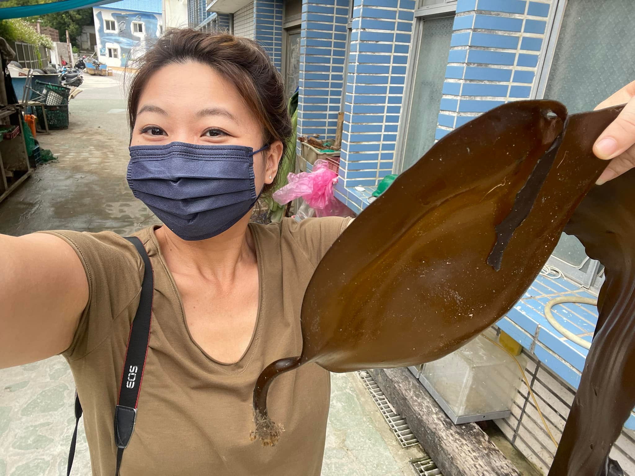 除了寫作，毛奇也常上山、下海與各種食材相遇，圖中是毛奇在馬祖四維村發現的巨大海帶。（毛奇提供）