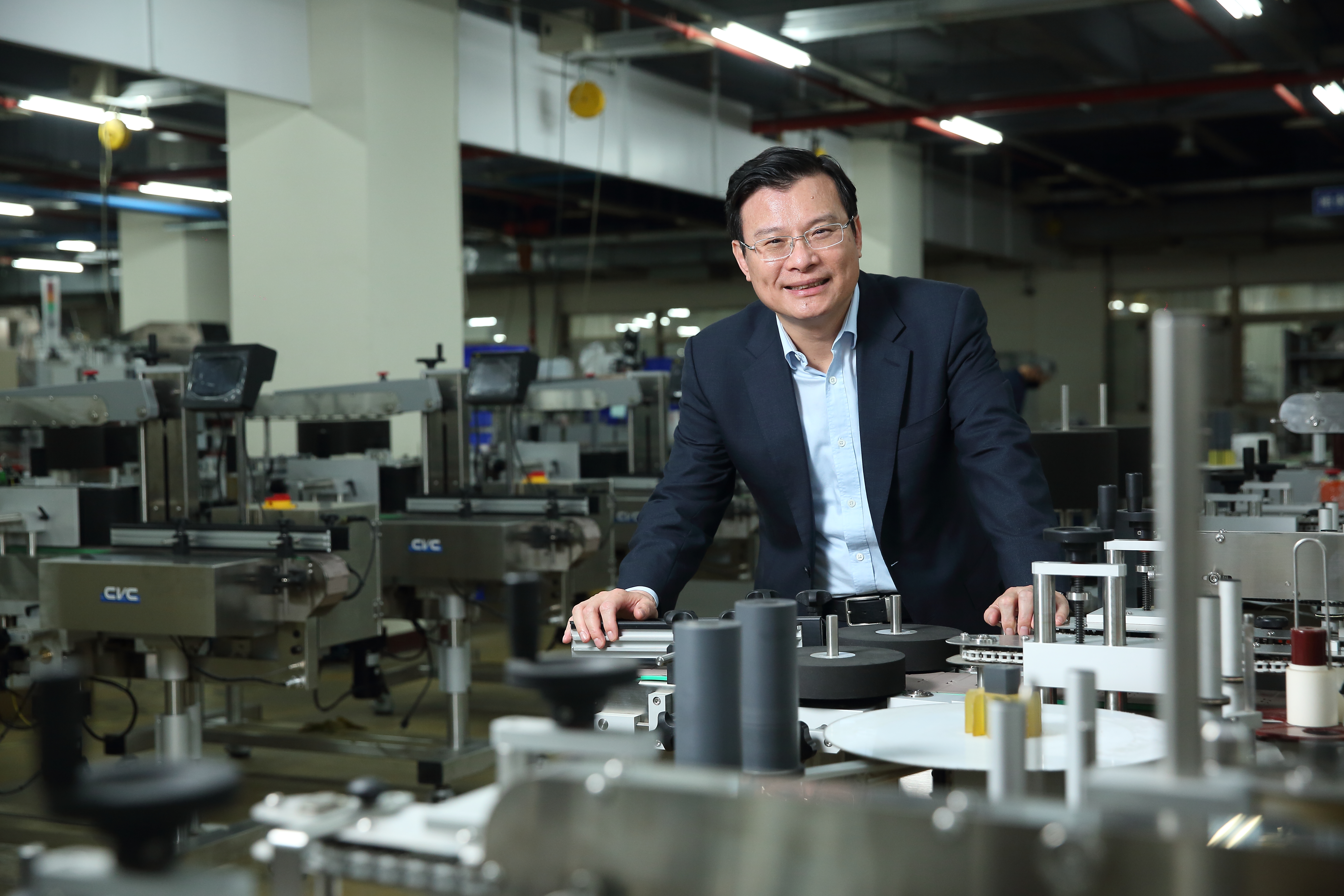 顏德新英雄出少年，他30歲就靠貿易累積破億身家，卻體悟到貿易無底，靠併購切入傳產實業。