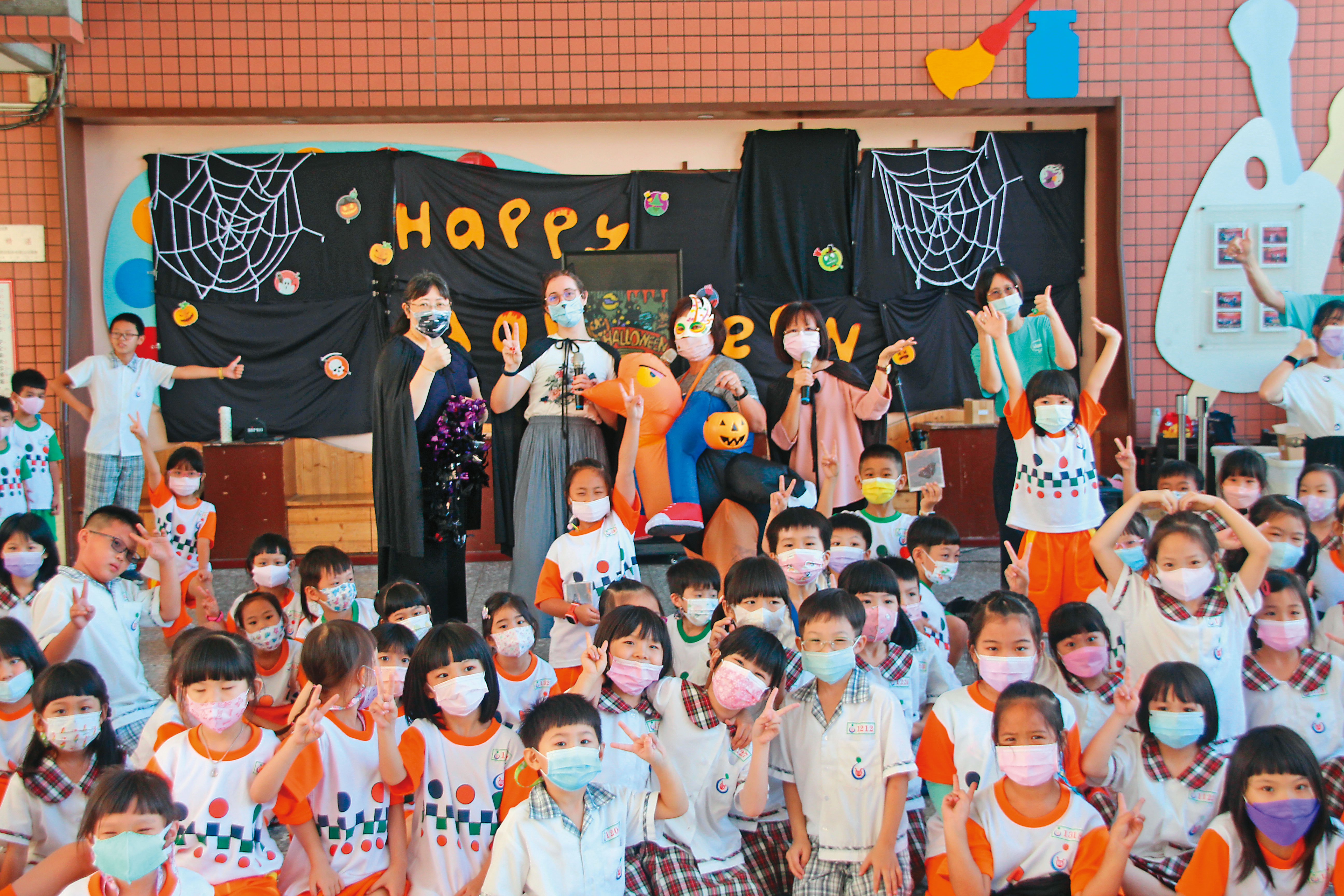 大里區大元國小與外籍教師Emma （後排左二），一起舉辦萬聖節雙語挑戰活動。