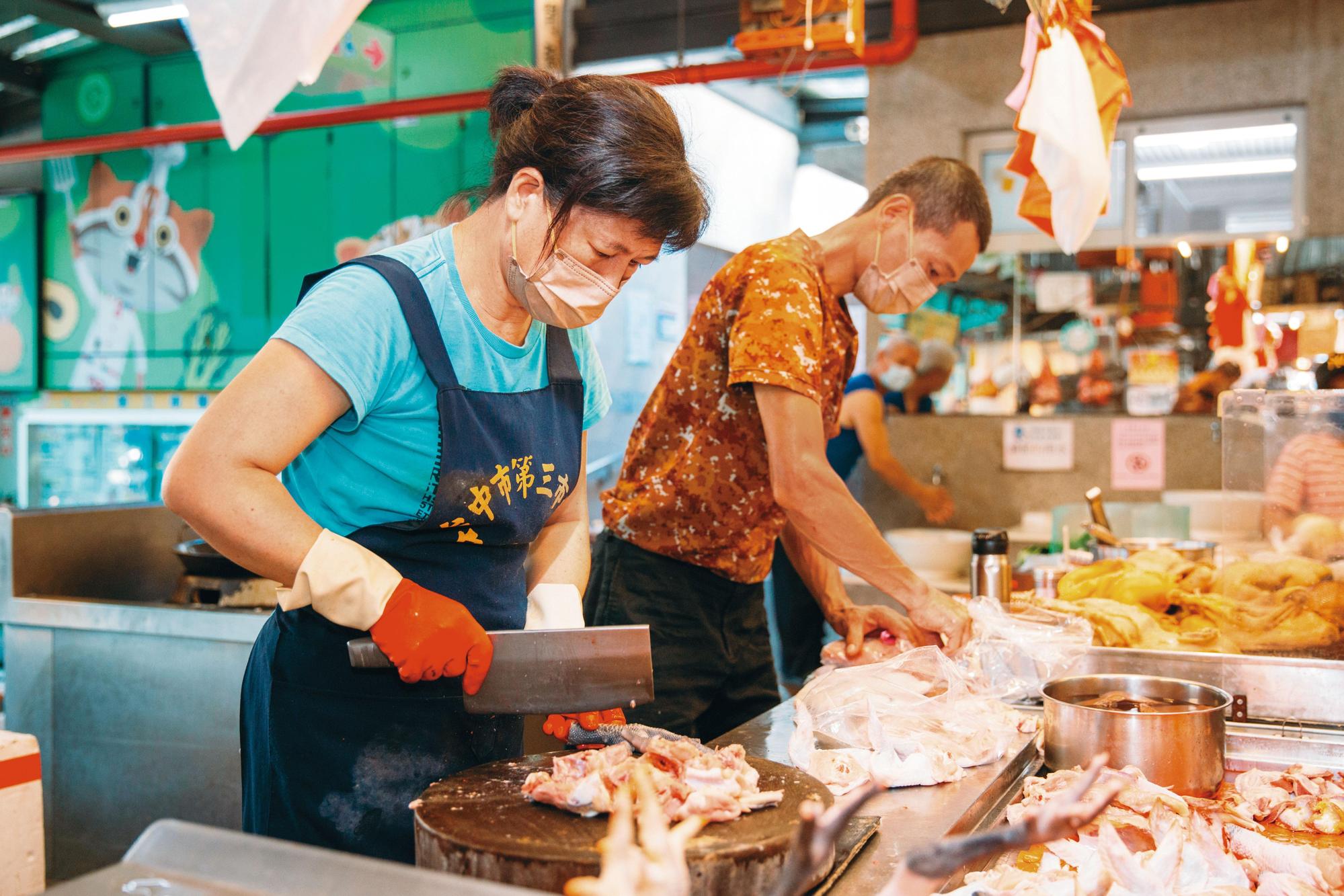 阿濱雞肉攤提供生鮮雞肉與熟食如文昌雞、鴨肉切盤等,對主婦而言很方便。