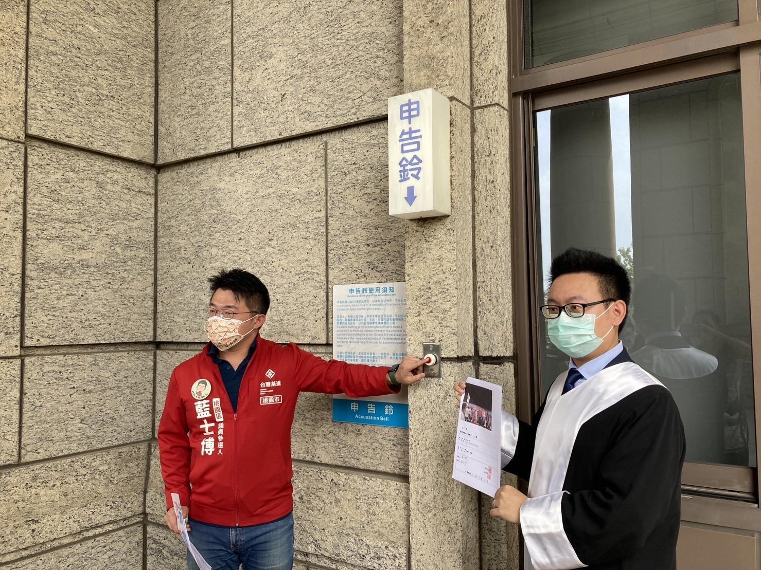 藍士博(左)今在律師陪同下前往桃園地檢署控告張善政涉嫌賄選。(藍士博提供)