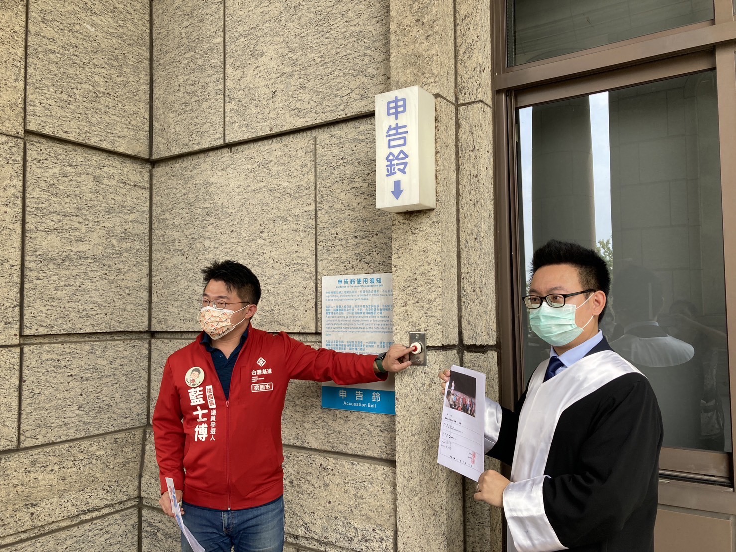 藍士博(左)今在律師陪同下前往桃園地檢署控告張善政涉嫌賄選。(藍士博提供)