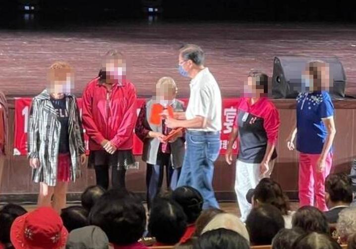 張善政日前在重陽活動中發紅包,被質疑有賄選嫌疑。(藍士博提供)