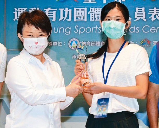 市長盧秀燕（左）表揚許樂（右），盛讚她是「台中之光」。