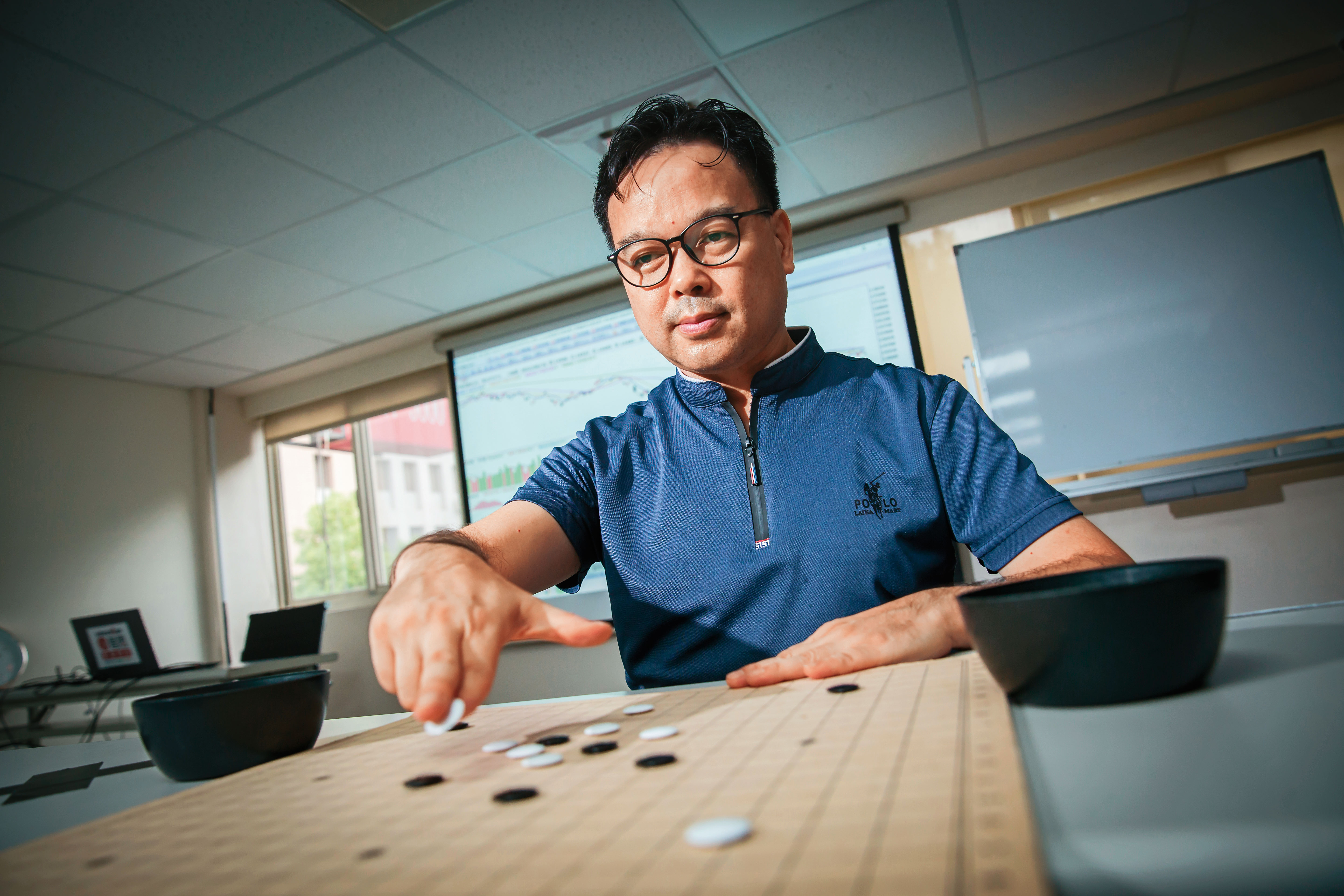 錢坤熱愛下圍棋，他認為股市像棋盤一樣險峻，下手前務必看清盤勢走向、擬定應變策略。