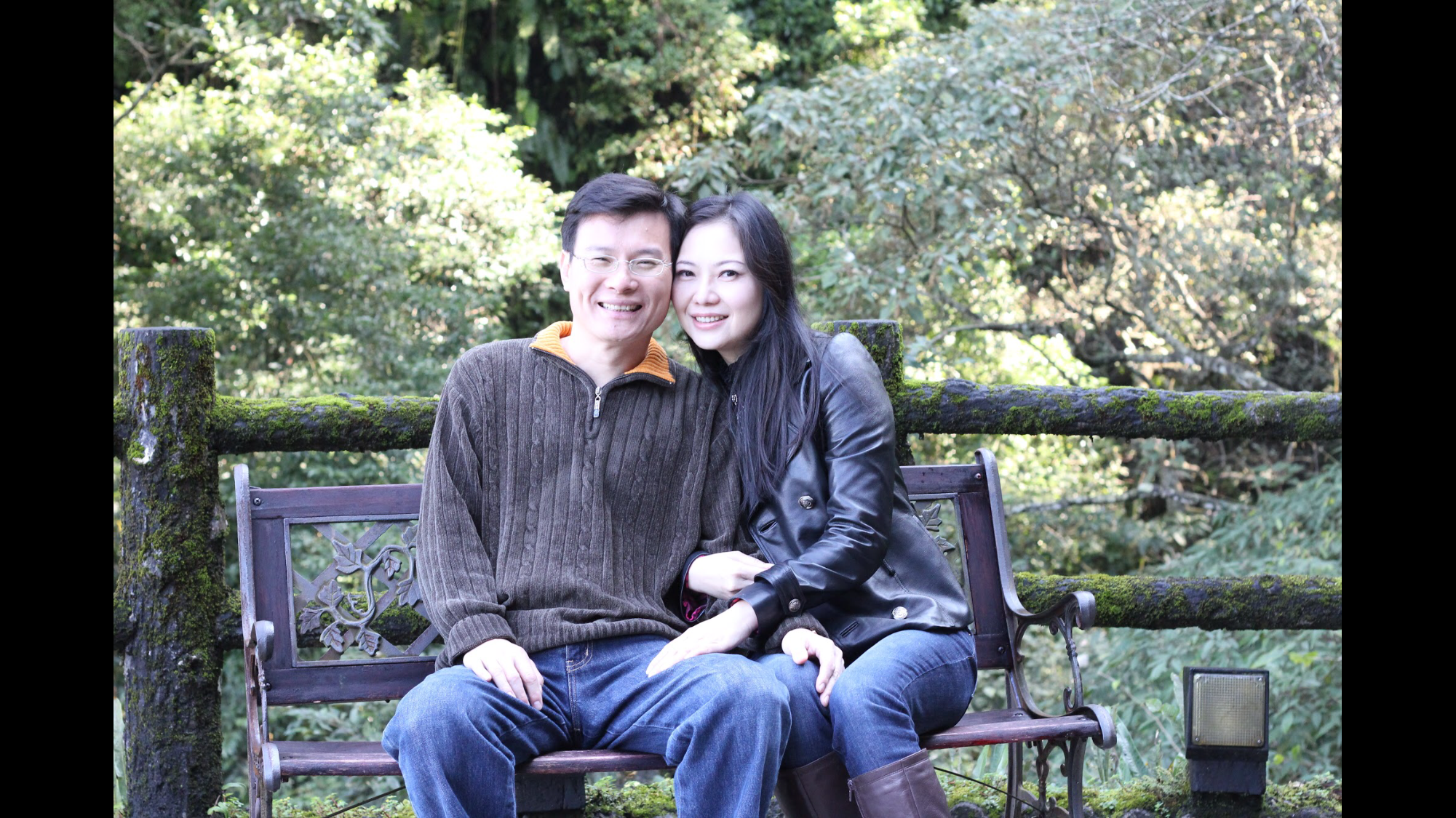 顏德新(左)與林靜宜(右)於公於私都是最佳拍檔,林靜宜當年是政大企家班班花,夫妻倆結縭逾20年,感情依舊甜蜜不已。(顏德新提供)