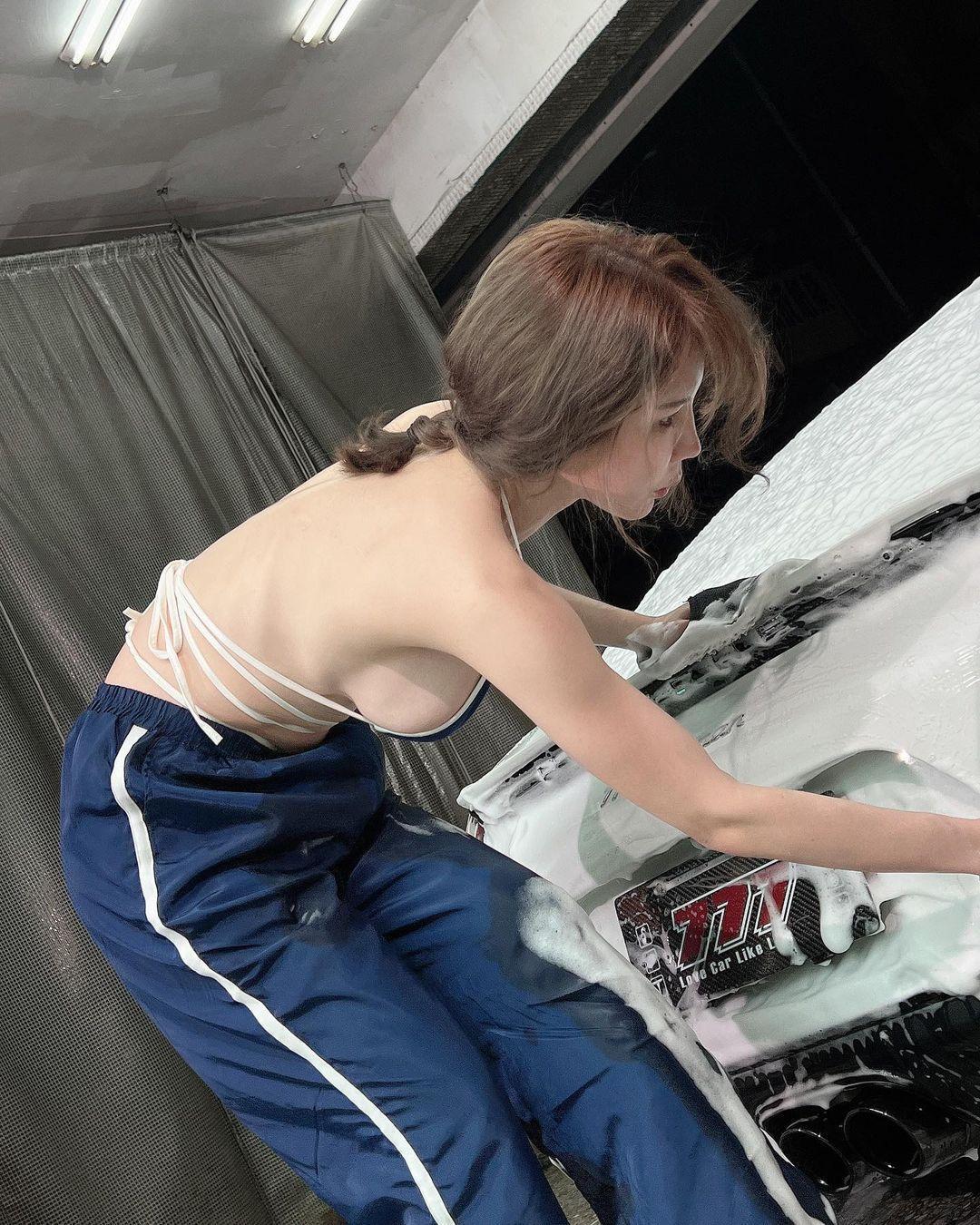 剛買新車的辛尤里,在洗車場上演濕身秀,彎腰洗車時,雪乳快跳出比基尼上衣。(翻攝IG @yui__xin___)