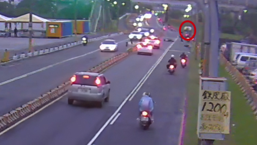  老翁（紅圈處）遭盧姓警官的機車撞飛，當場倒地不起。（讀者提供）