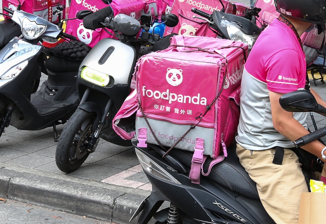 近日有外送員因醫院內無法騎車,徒步送單被嫌慢引發爭議。(示意圖,非當事人)