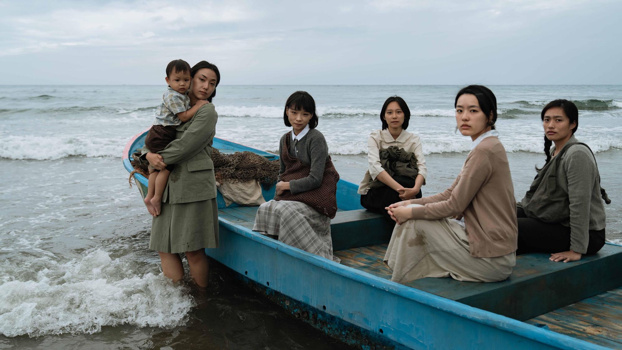 1950年代來自不同地方的女性政治受難者到綠島集中營進行「思想再教育」，因此演員口音也要求各異。（牽猴子提供）