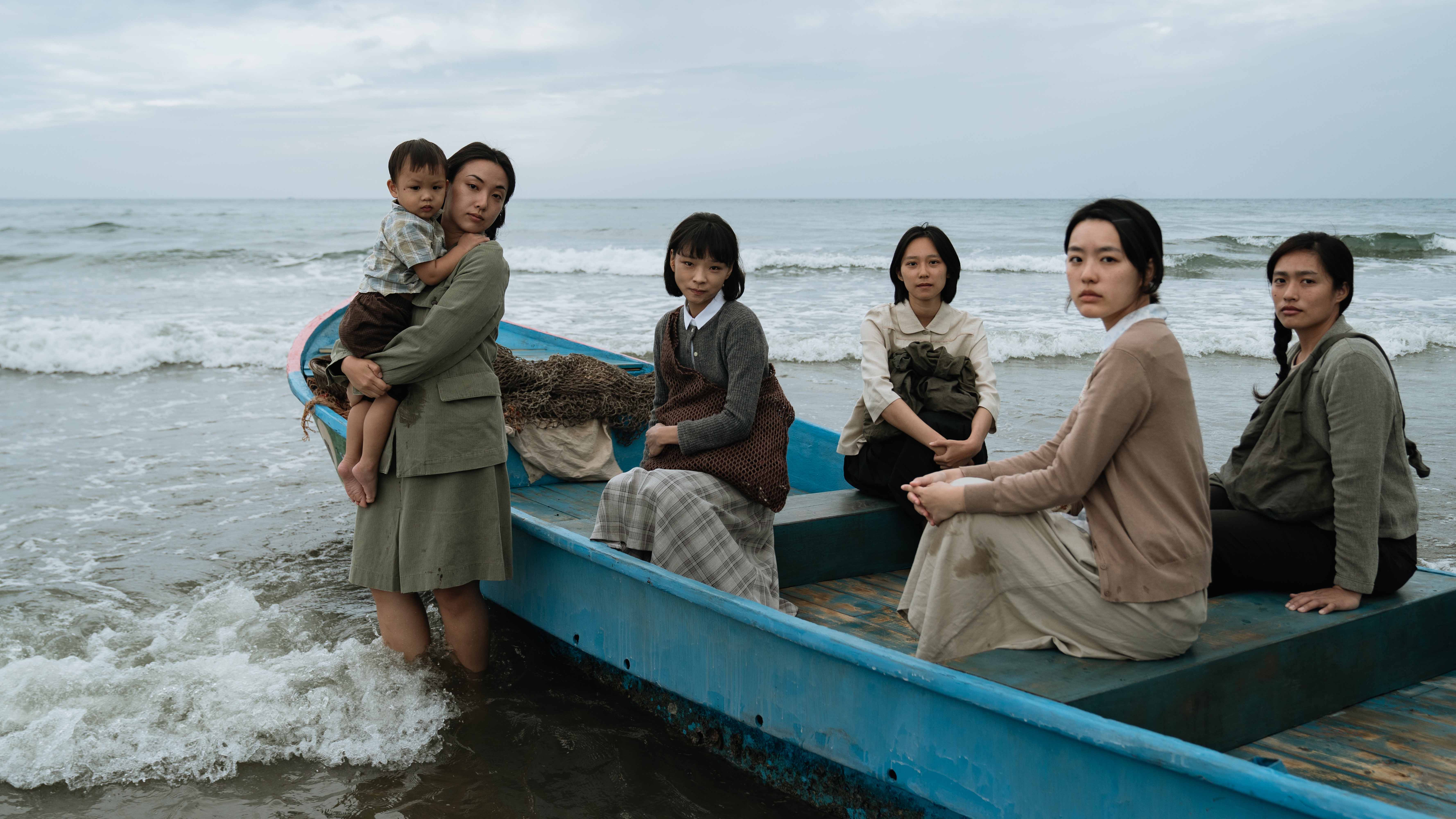 1950年代來自不同地方的女性政治受難者到綠島集中營進行「思想再教育」,因此演員口音也要求各異。(牽猴子提供)