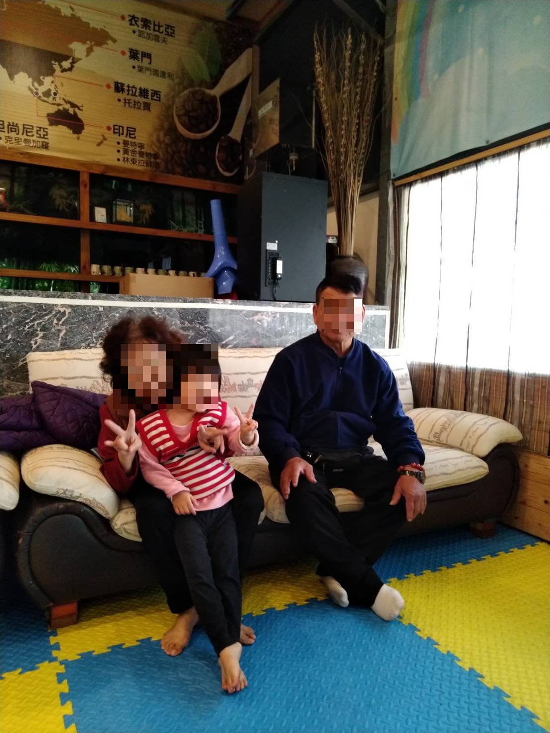 A先生痛心控訴父親（右）成為遭撞植物人，害他家庭破碎。（讀者提供）