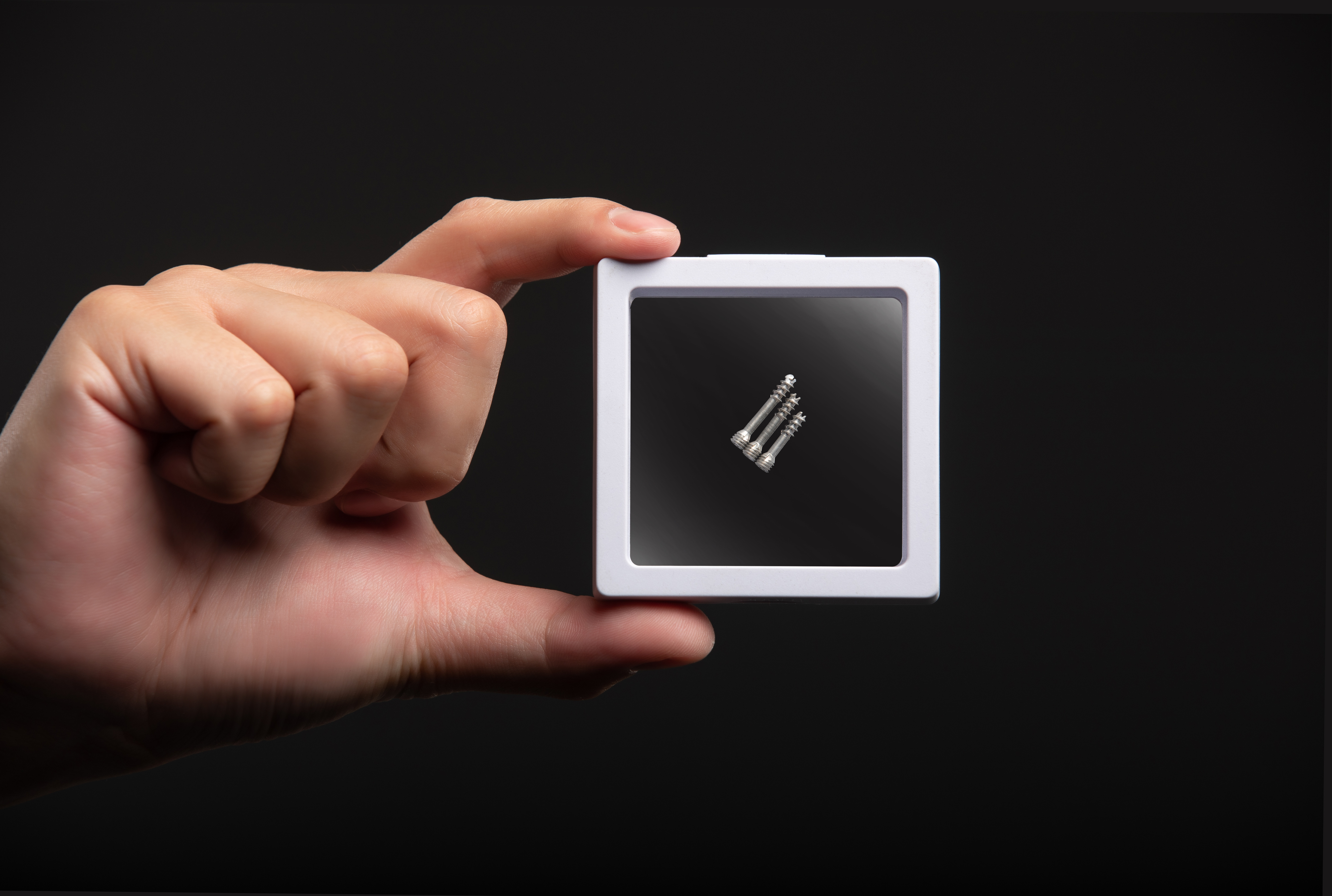 廷鑫和成大醫院共同合作開發鎂骨釘醫材，是全球繼德國Synthellix AG之後唯一成功開發的材料廠。（廷鑫提供）