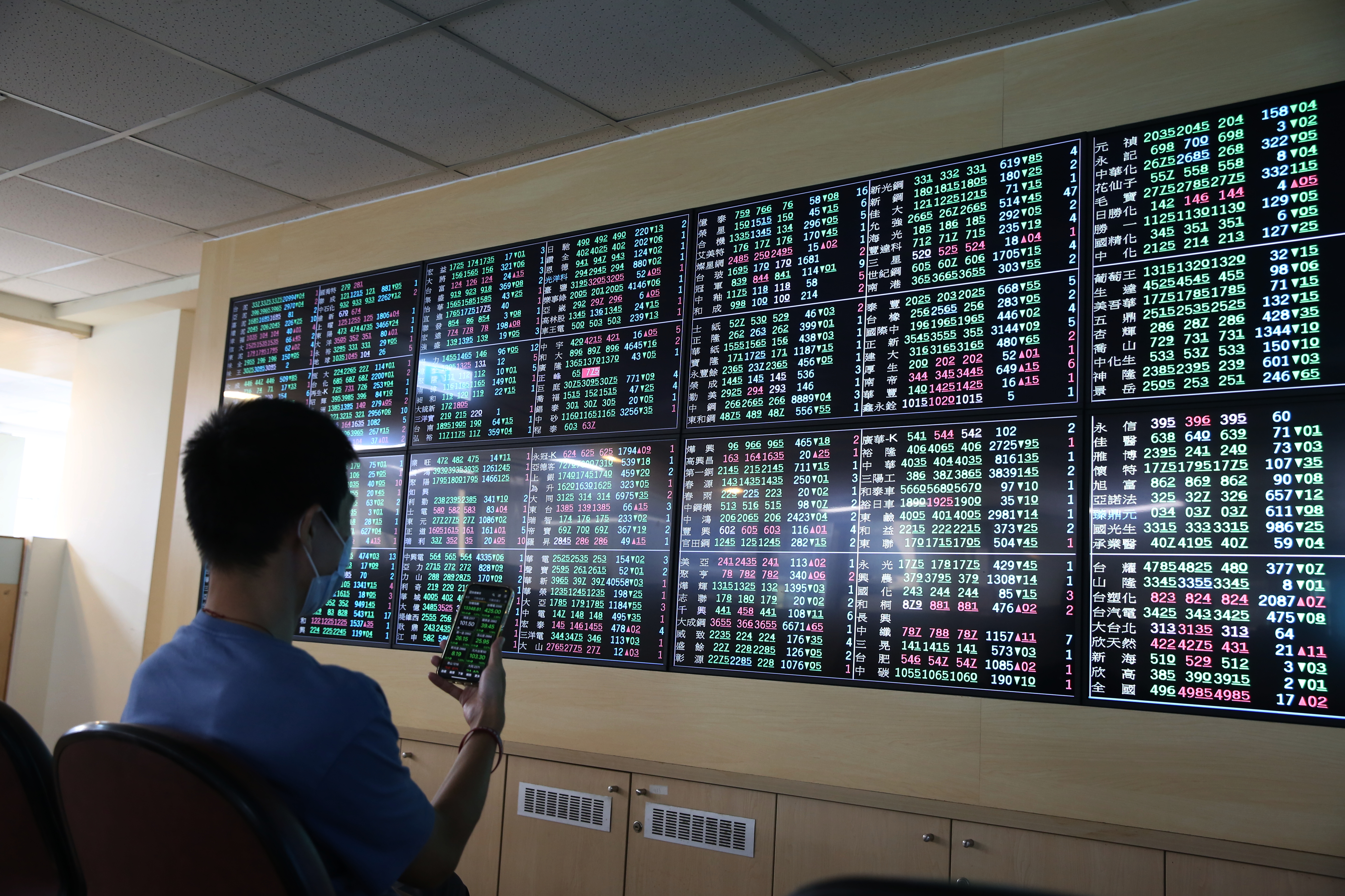 金管會今天緊急召開記者會，宣布限制借券、拉高融券保證金穩定股市。