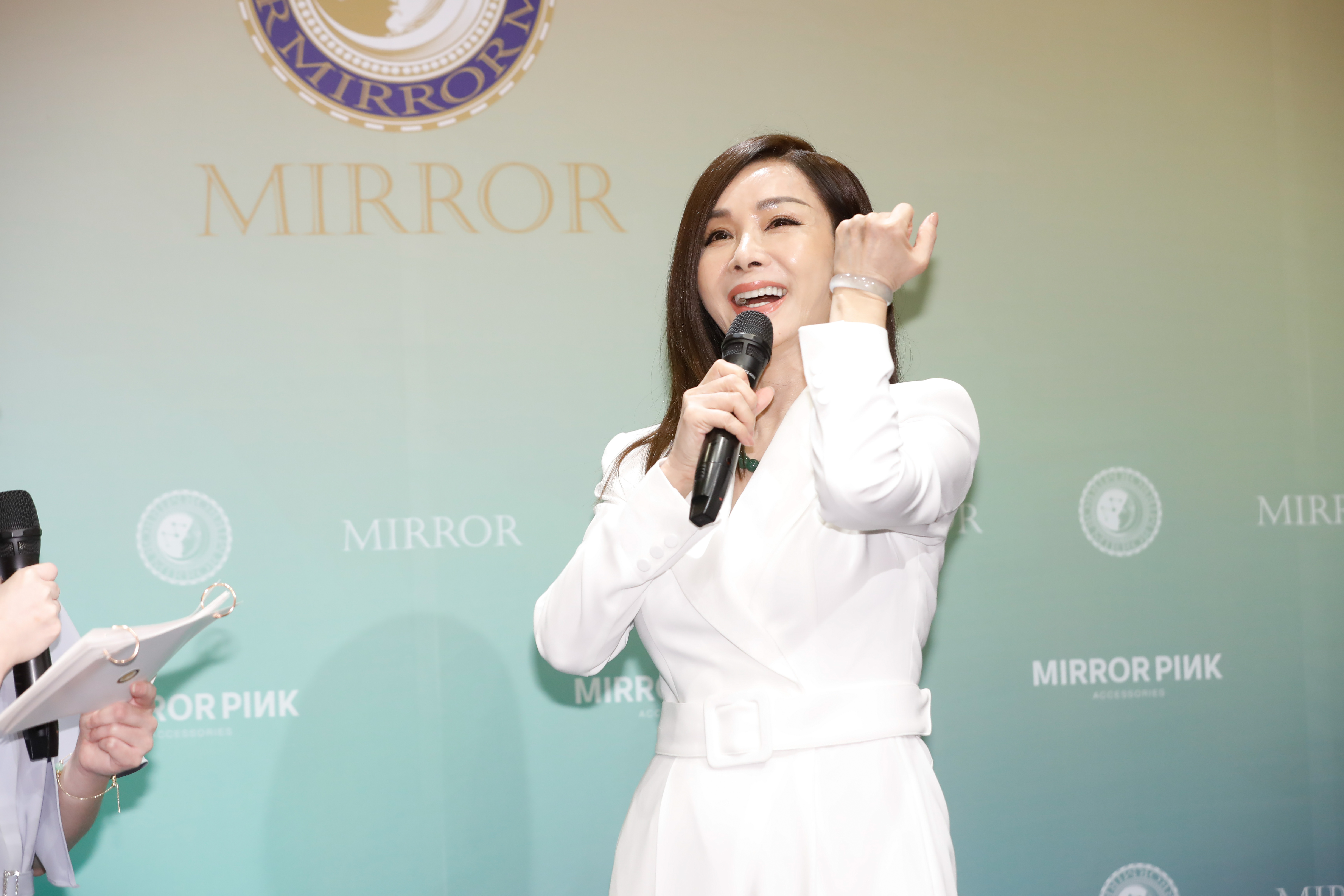 陳美鳳分享手上的玉鐲當年買六位數目前增值十倍。