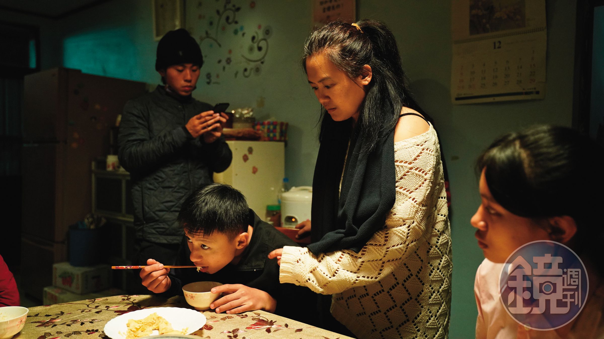 泰雅族導演陳潔瑤（右）因為工作開始尋根，她愈拍愈好，也想為原住民做得更多。