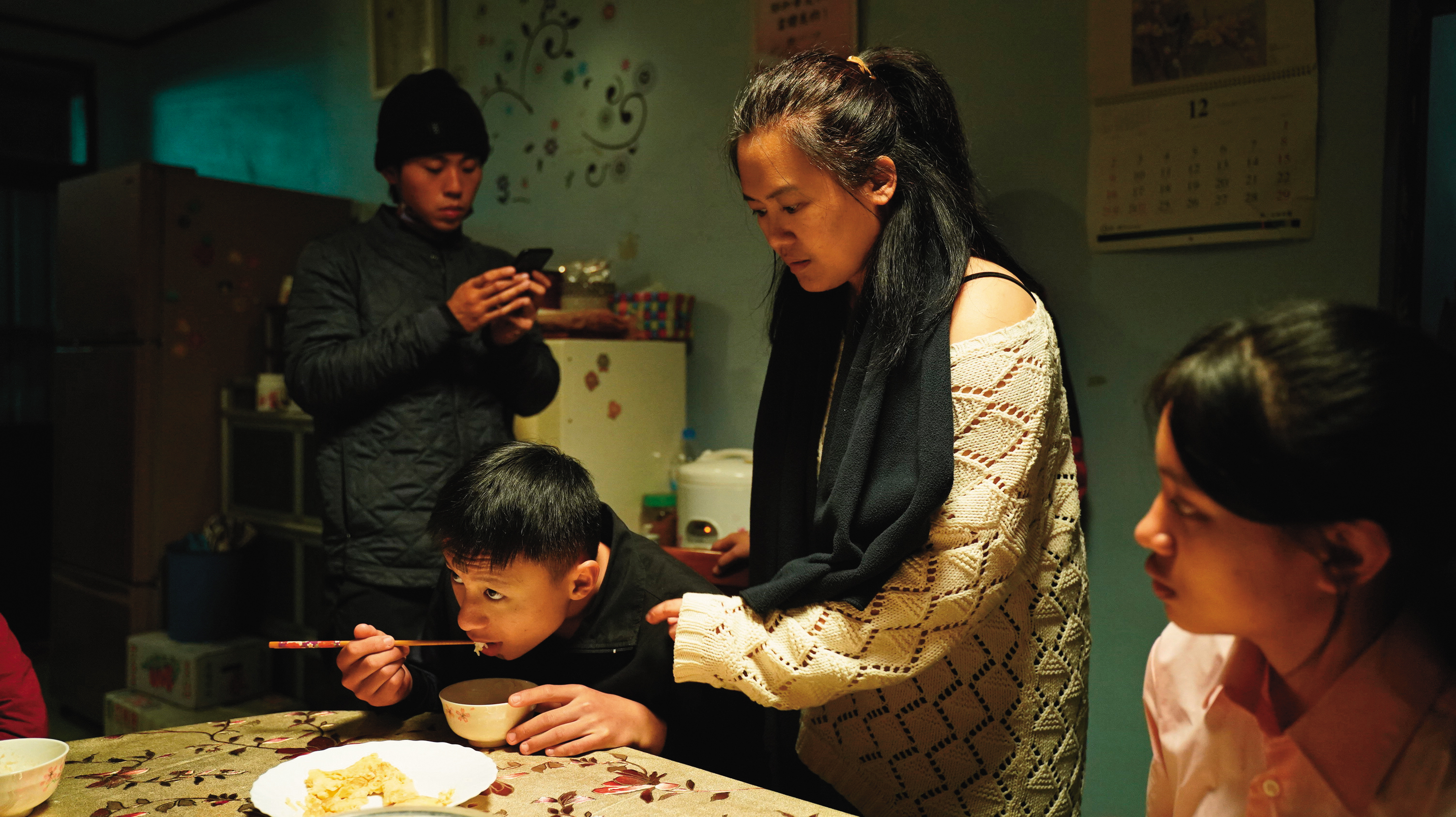 泰雅族導演陳潔瑤（右）因為工作開始尋根，她愈拍愈好，也想為原住民做得更多。