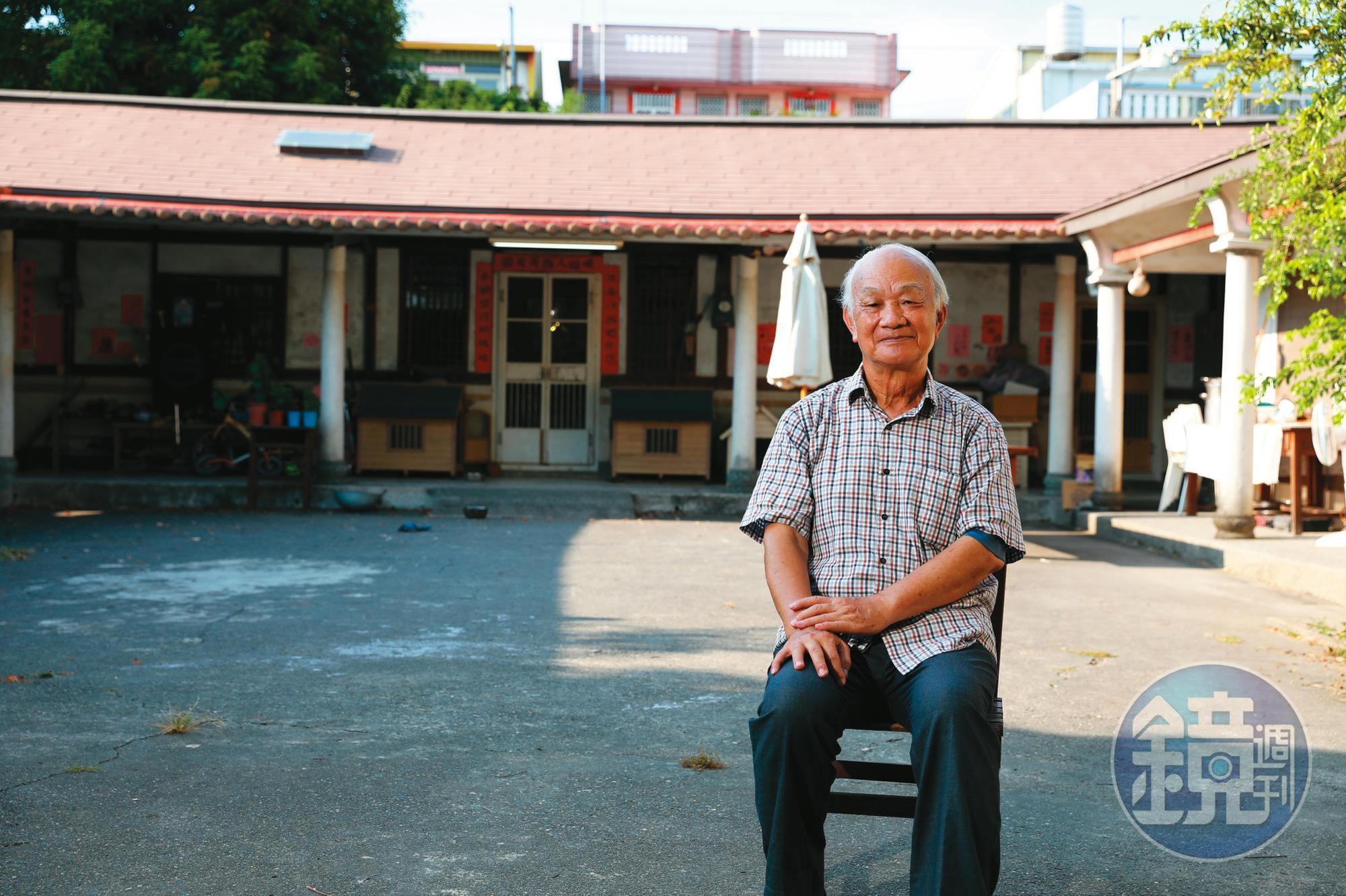吳晟一輩子都住在自家三合院裡，戶口地址從沒變過。