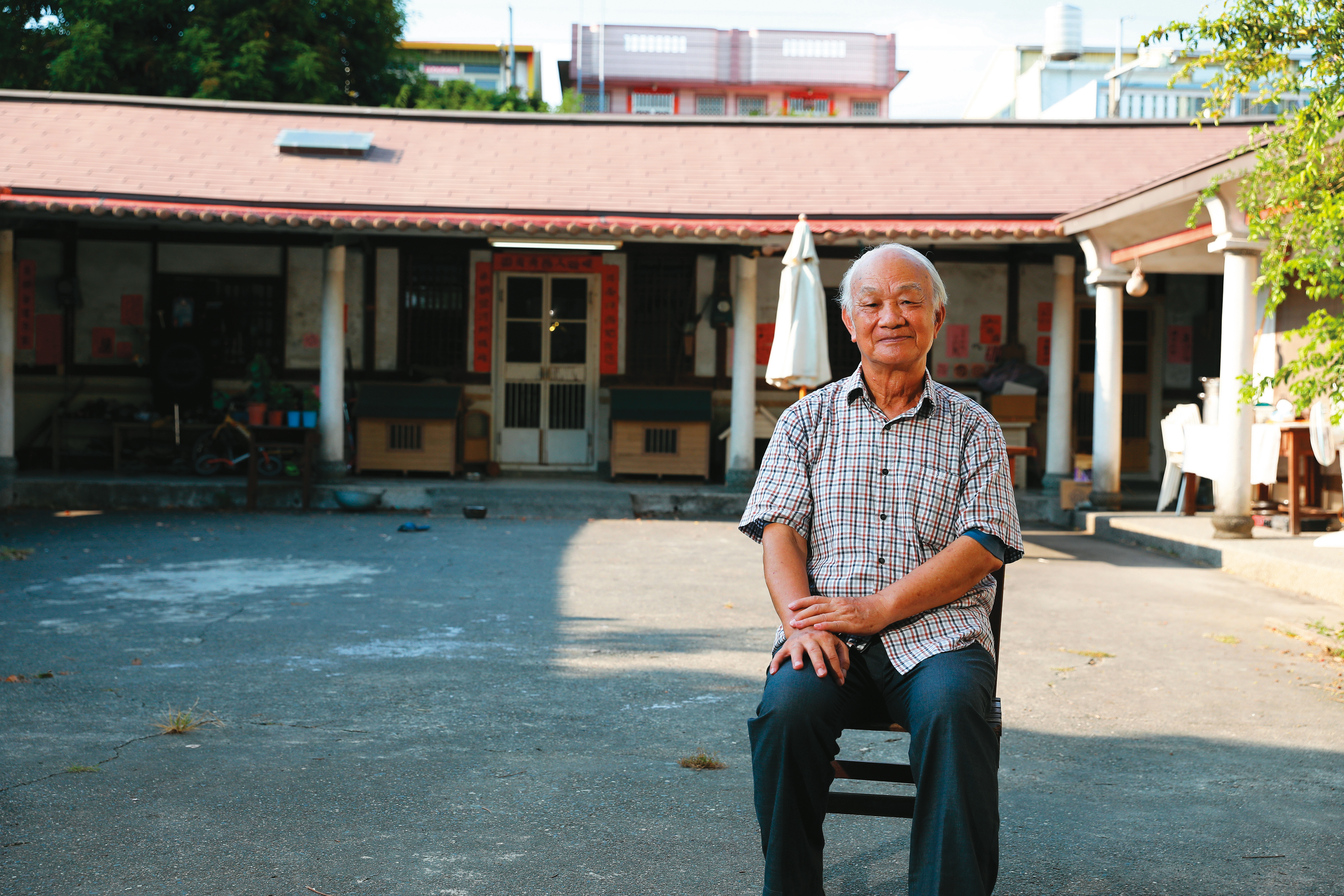 吳晟一輩子都住在自家三合院裡，戶口地址從沒變過。