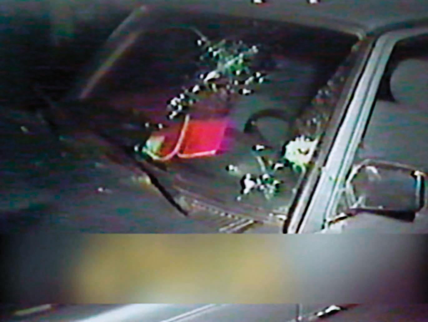 機車搶匪向追逐在後的賴姓茶商座車開槍，在擋風玻璃留下彈孔。（東森新聞提供）
