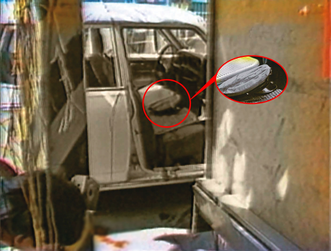 護鈔員警林明侯遇襲,現場地上留下大片血跡。(東森新聞提供)