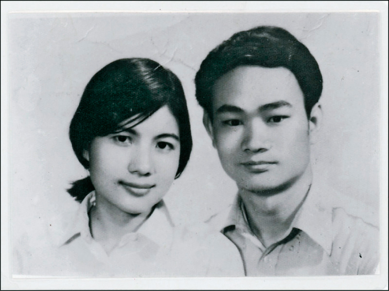 吳晟常說自己動口不動手，耕讀種樹的生活，端靠太太莊芳華打理。（吳晟提供）