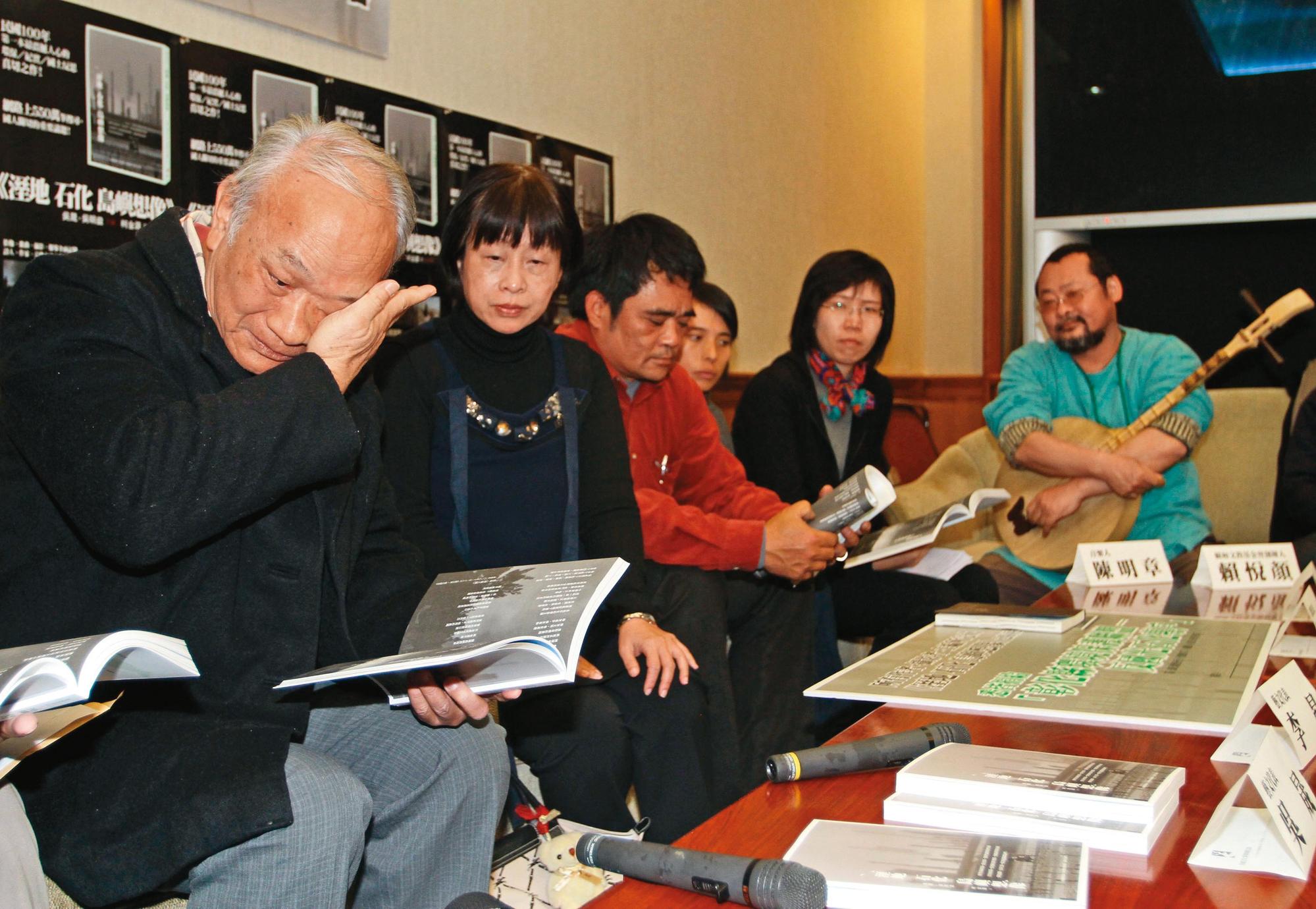 2011年《反國光石化運動紀實》的新書發表會上，吳晟（左）朗讀捍衛家鄉土地的詩作時，忍不住掉眼淚。（聯合知識庫）
