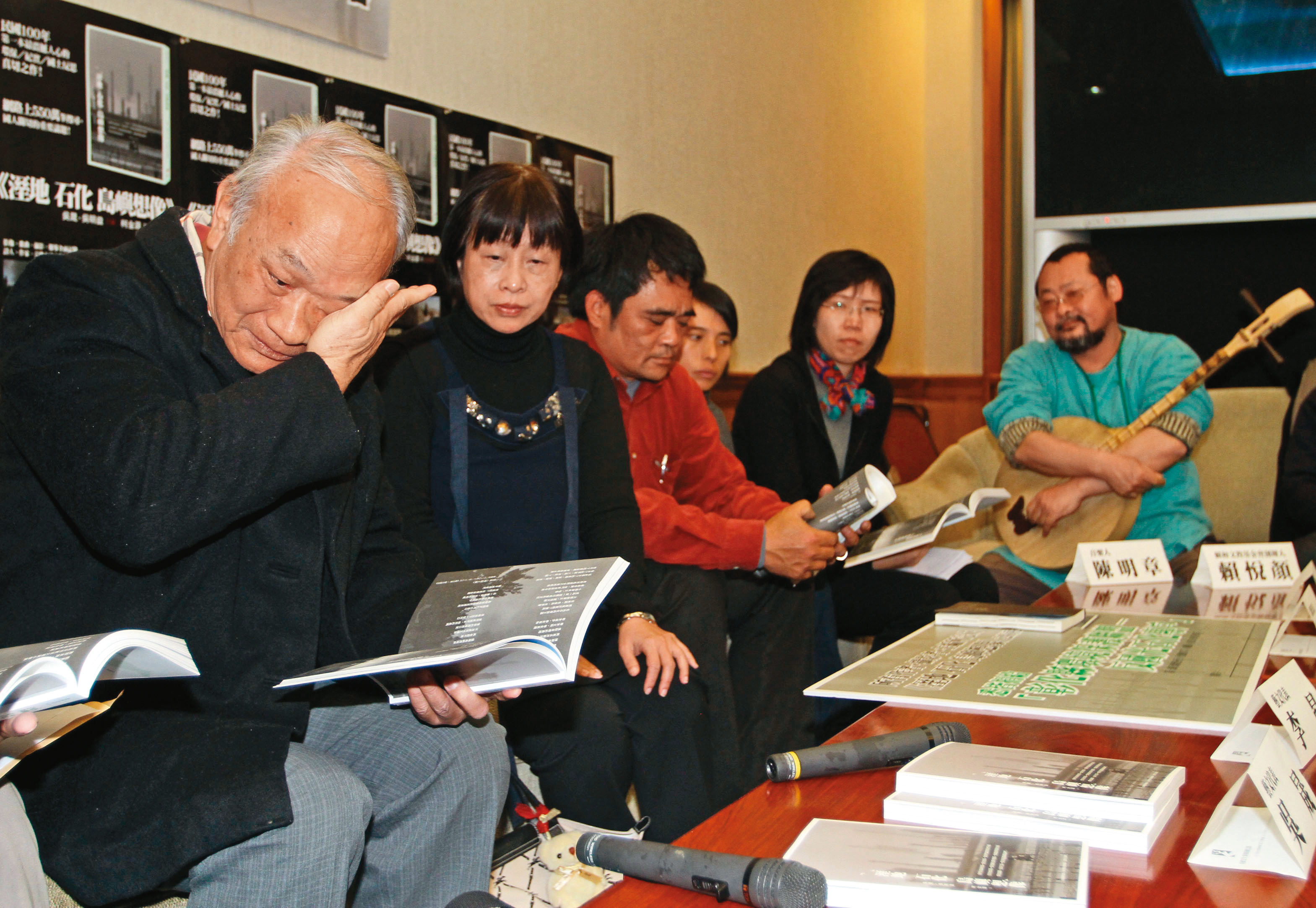 2011年《反國光石化運動紀實》的新書發表會上，吳晟（左）朗讀捍衛家鄉土地的詩作時，忍不住掉眼淚。（聯合知識庫）