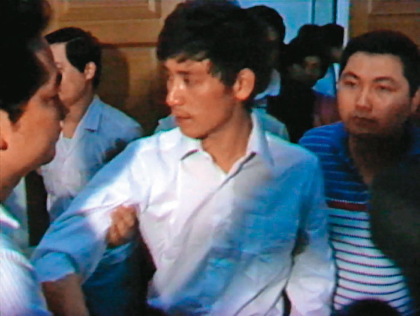 溫錦隆(中)身分曝光後帶著女友逃亡,最後女友陳屍山區,溫則自首投案。右一為時任北市刑大除暴組長的侯友宜。(東森新聞提供)