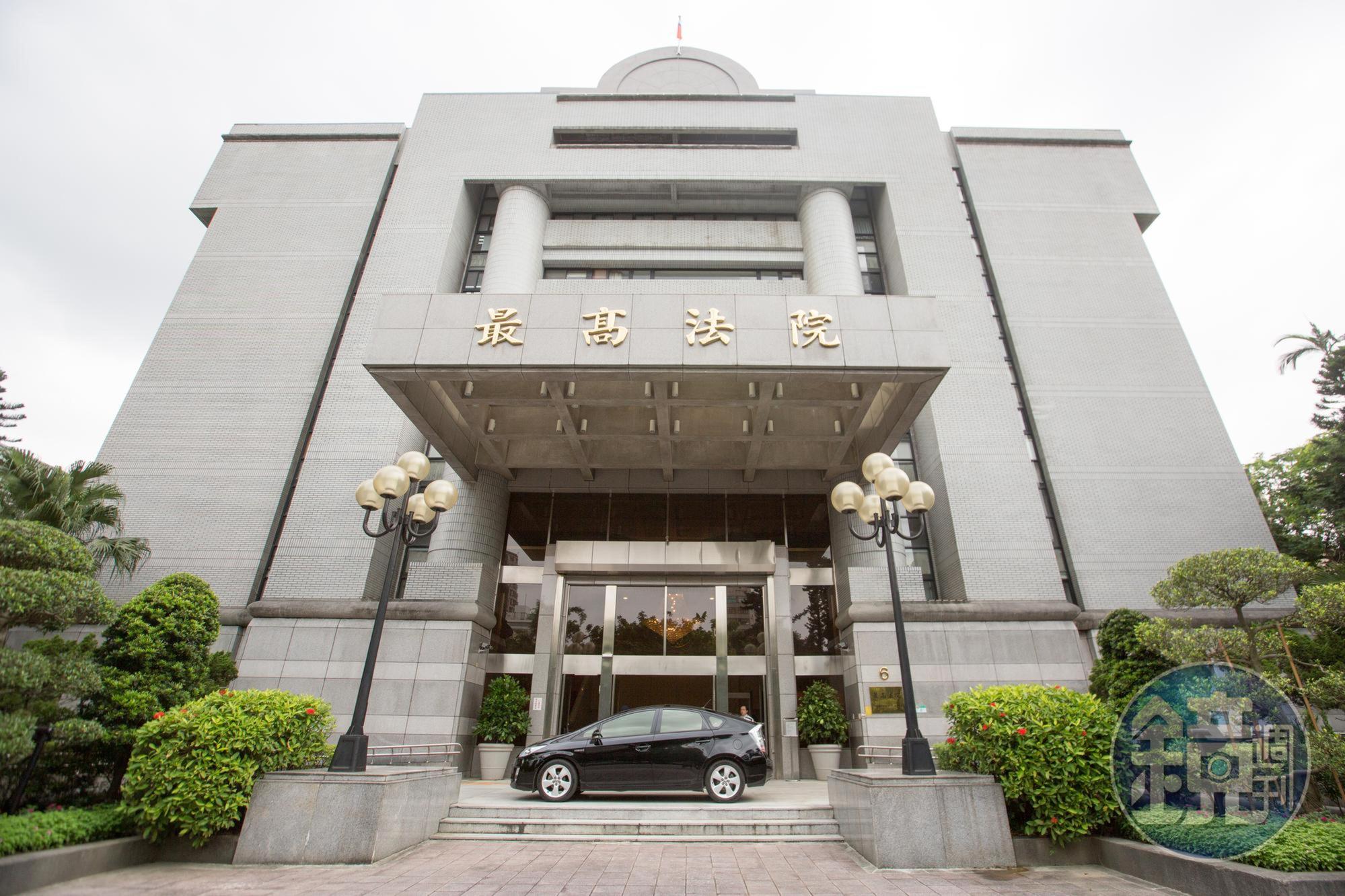 女子控男主管撫胸、吸奶，但被查出她說「胸部是做的，比較硬，請多包涵」，因此最高法院駁回檢方上訴，男主管無罪定讞。