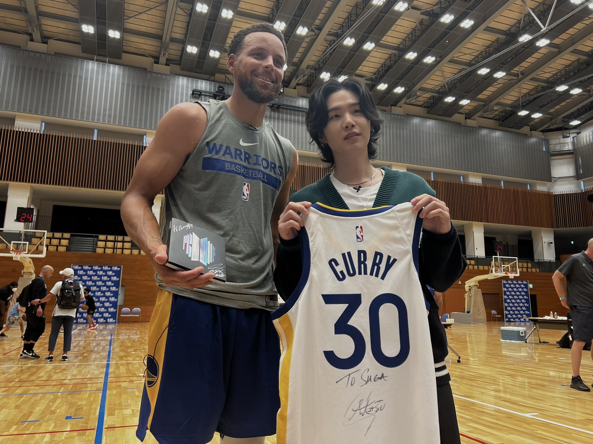 SUGA在日本與NBA勇士隊球星科瑞相見歡。（翻攝NBA推特）