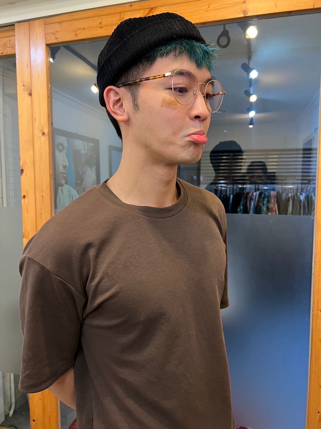 吳思賢在健身房硬舉時,右臉不小心撞到器材把手。(藝和創藝國際提供)