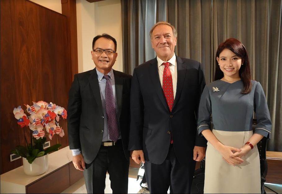 劉宸希日前陪同鄭弘儀南下專訪美國前國務卿蓬佩奧,並且擔任此場訪問的口譯工作。(三立提供)