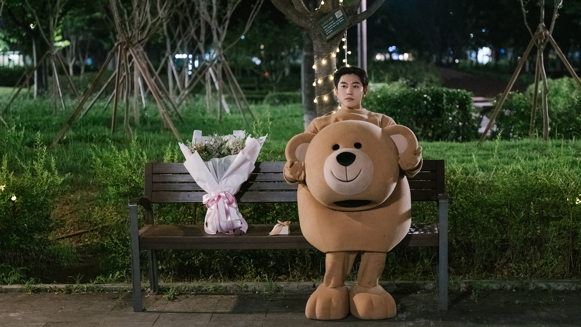 郭東延是《高斯電子公司》男主角，特別化了粗粗的眉毛來還原與原作的角色外型。（龍華電視提供）