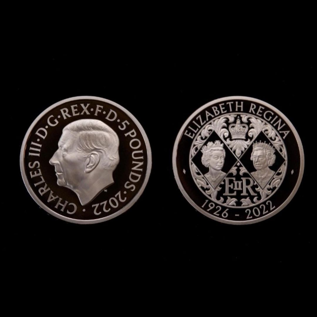 新版5英鎊硬幣正面是查爾斯三世頭像,背面則印有兩幅已故伊莉莎白女王的肖像。(翻攝The Royal Mint IG)