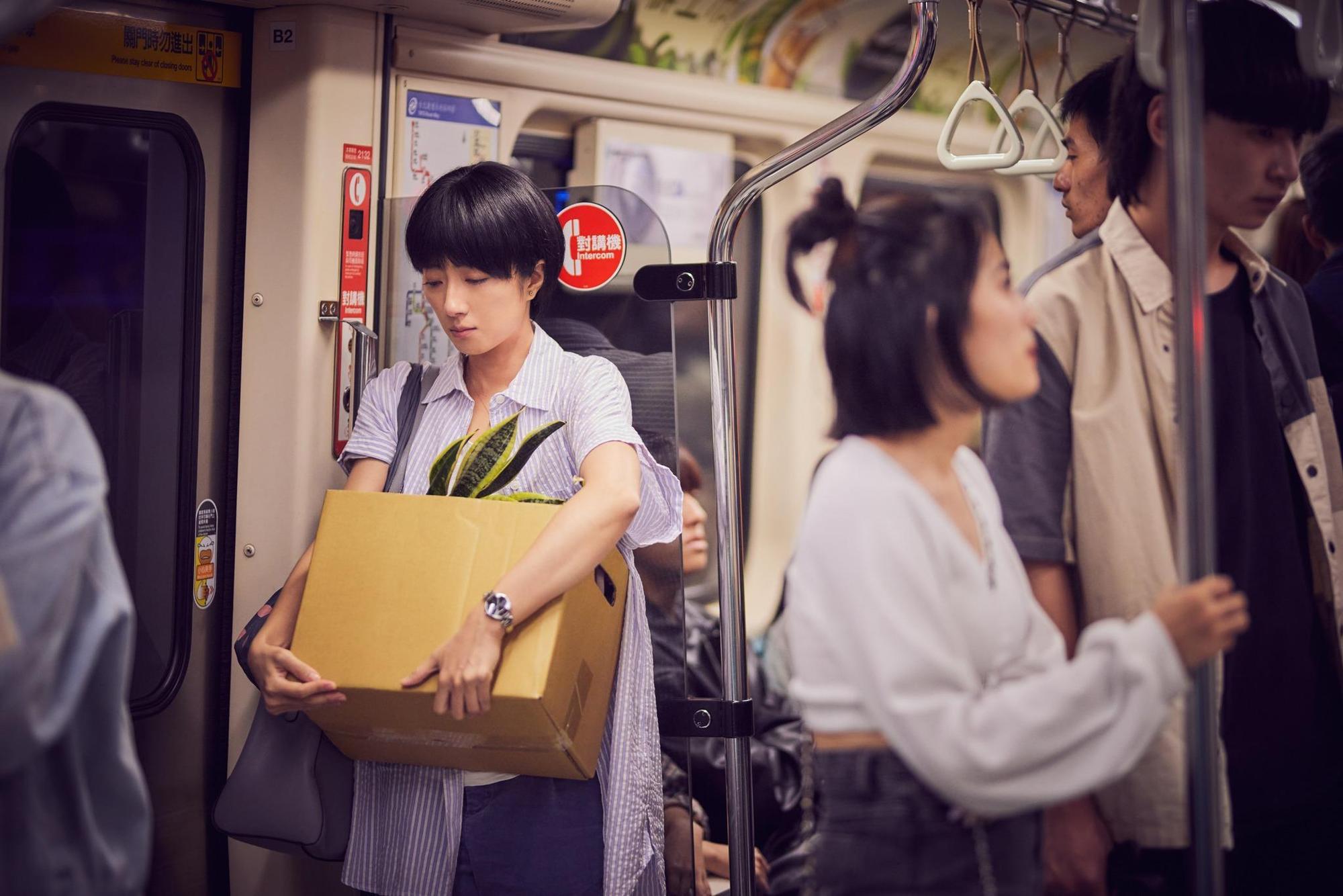 桂綸鎂主演的《台北女子圖鑑》播出後引發熱議,不過也有偏激的網友「找戰犯」,對編劇進行肉搜,甚至留言對人身攻擊。(翻攝自Disney+臉書粉專)