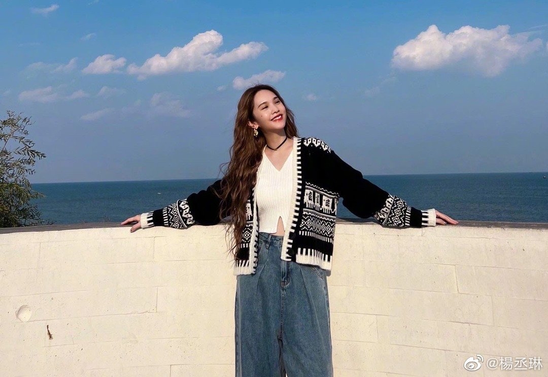 楊丞琳在微博上曬出「我愛你，中國！」貼文，並留言直呼「願錦繡中華，繁榮富強！」（翻攝自楊丞琳臉書）