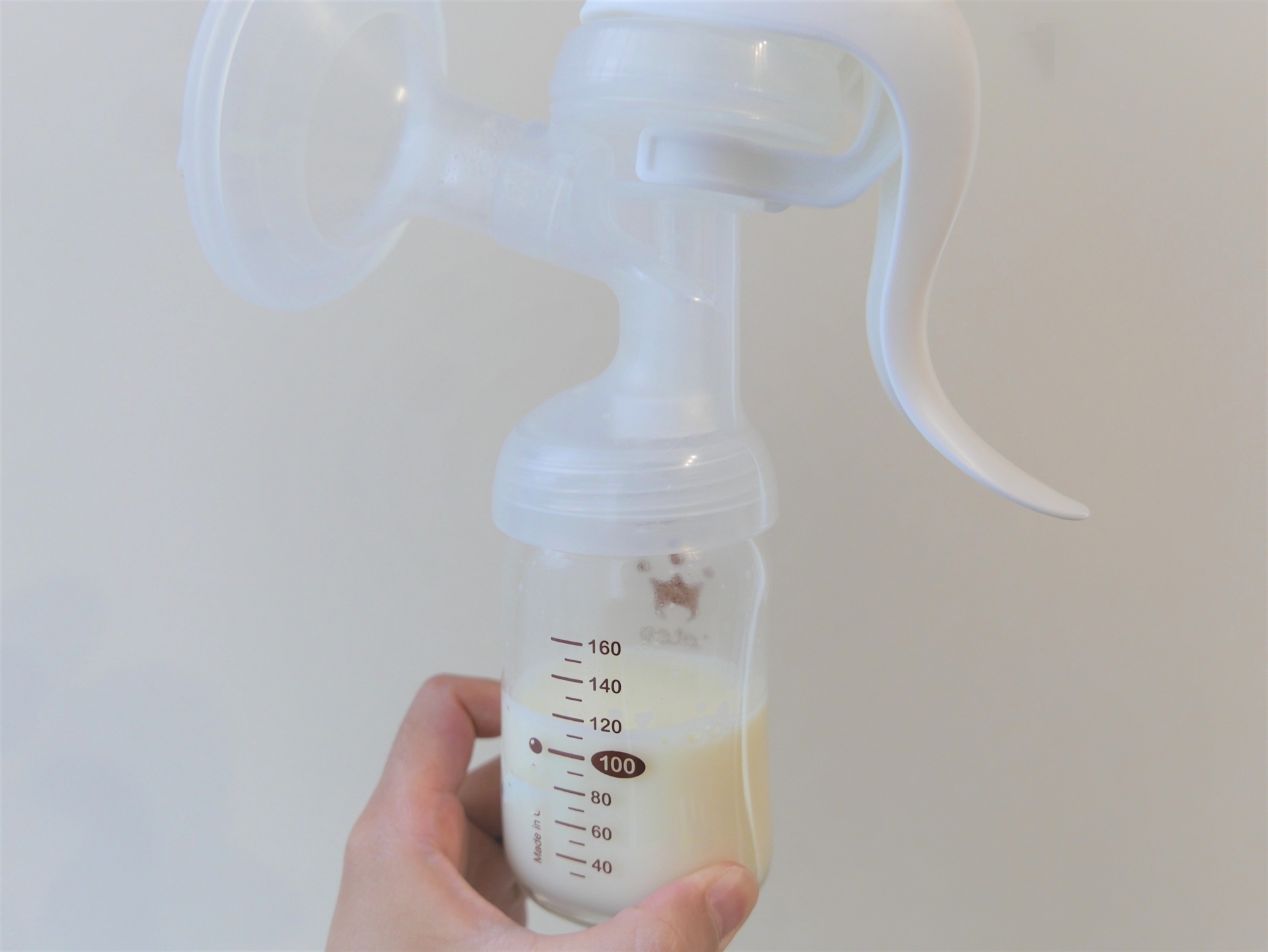 人妻意外撞見丈夫偷喝自己妹妹冰存的母乳，且同時一手伸進褲襠打手槍，最後心碎考慮離婚。（示意圖，photoAC）