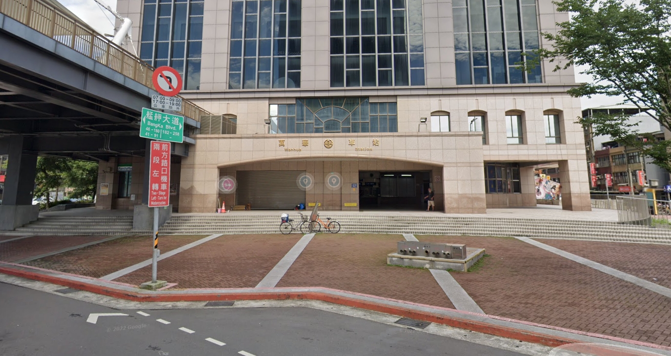 萬華車站今天驚傳有1名簡姓民眾落軌被火車撞死事故。（翻攝自google地圖）