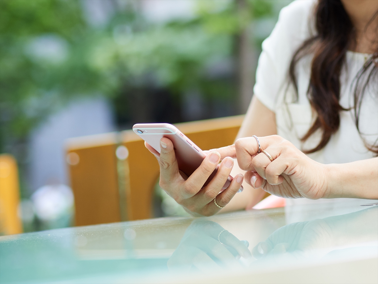 女網友上網抱怨男友母親控制欲太強，簡直像駭客掌控他們所有對話訊息，讓她最終只能分手了斷。（示意圖，photoAC）