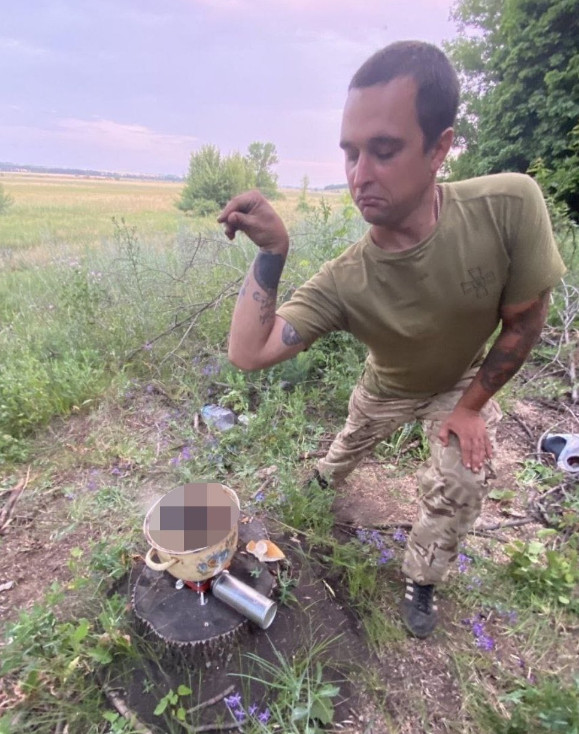 網傳烏克蘭士兵殘忍烹煮俄軍人頭的照片。(翻攝推特@Ramy_Sawma)
