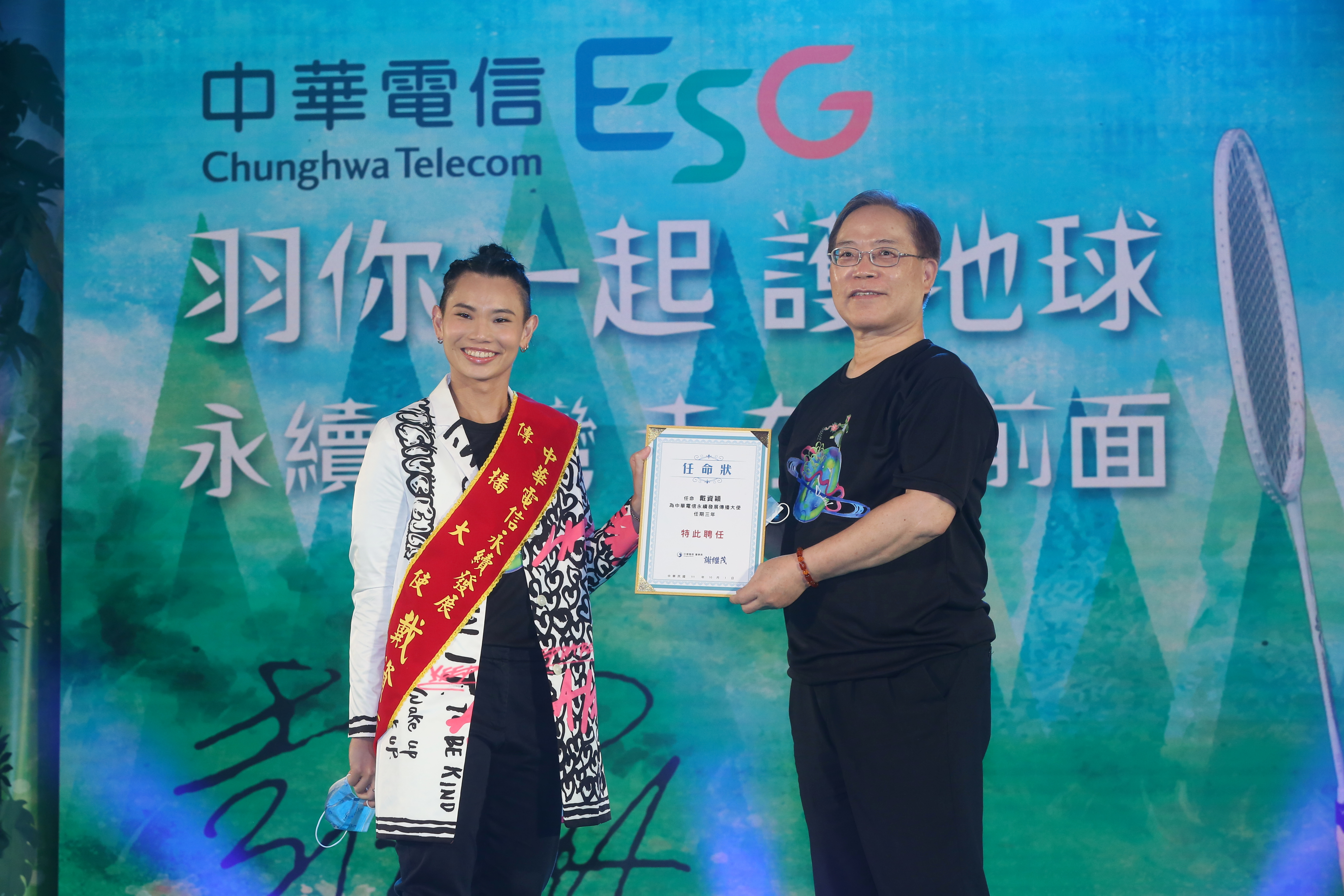 謝繼茂（右）認為電信業進入3雄完全競爭，未來資費朝趨於穩定發展，左為球后戴資穎。