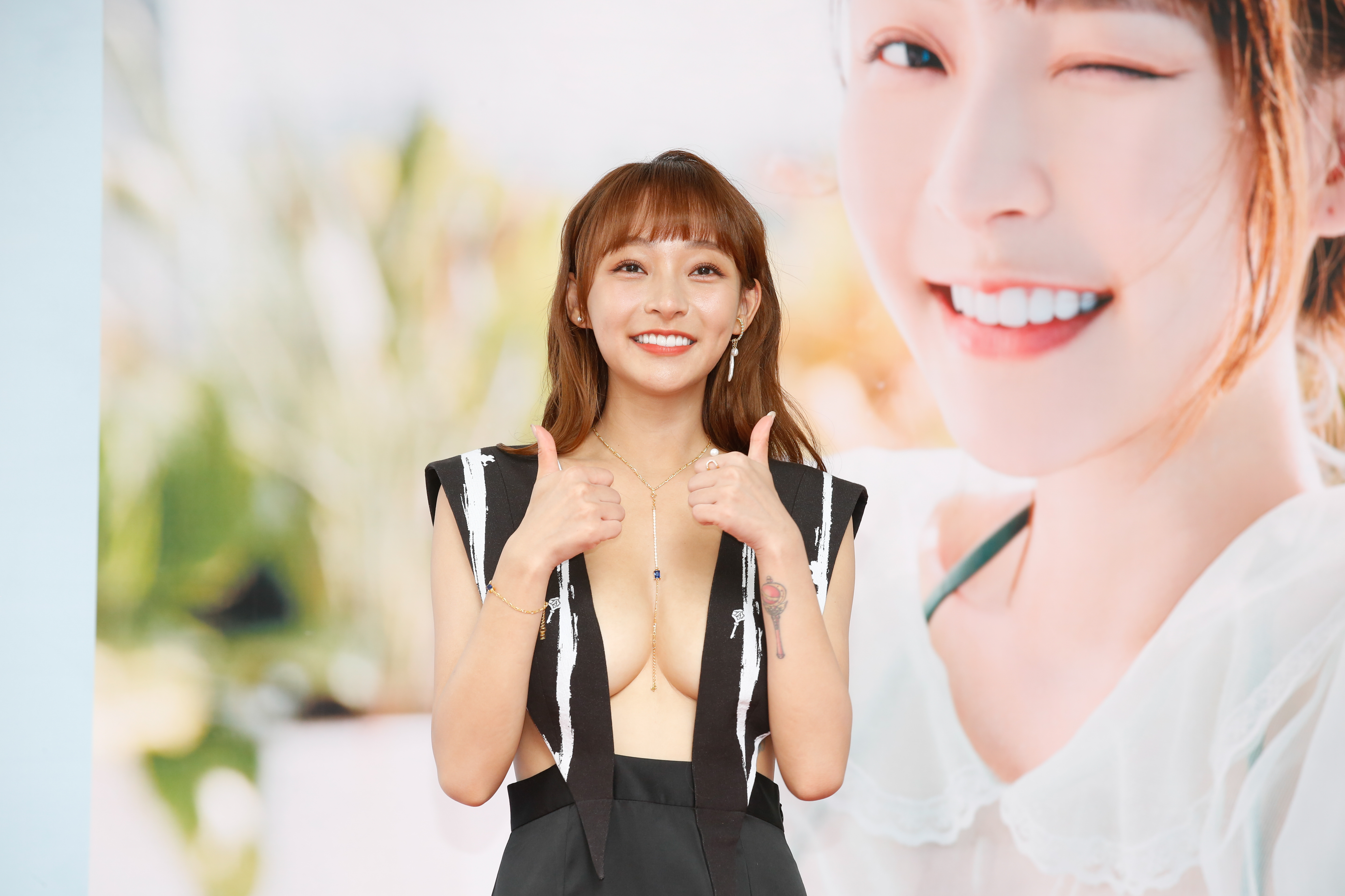 林襄是台灣第一啦啦隊女神，被譽為「襄民女神」，狂粉幫歐陽妮妮正式宣戰。