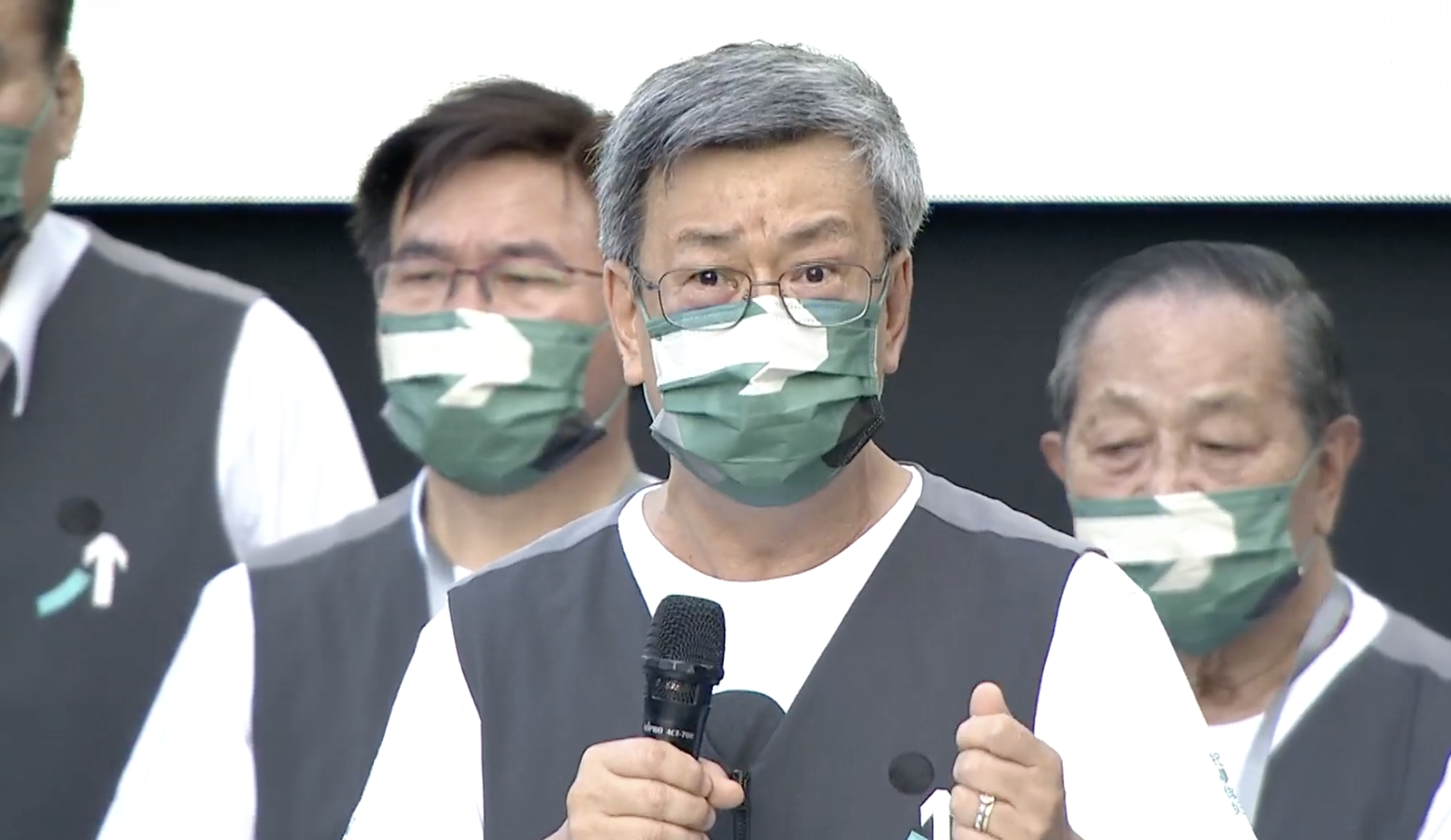 陳建仁上台幫陳時中拉票,語氣激動。(翻攝陳時中臉書直播影片)