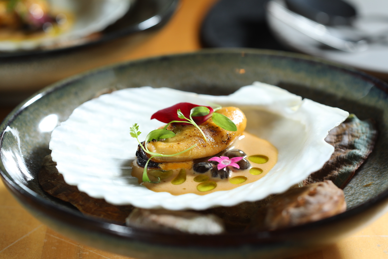 海鮮「馬祖淡菜／煙燻臘肉／粉圓／檸檬薄荷油」結合珍珠奶茶與淡菜，靈感來自名廚Thomas Keller 的珍珠與生蠔經典菜色。（1,450元套餐菜色）