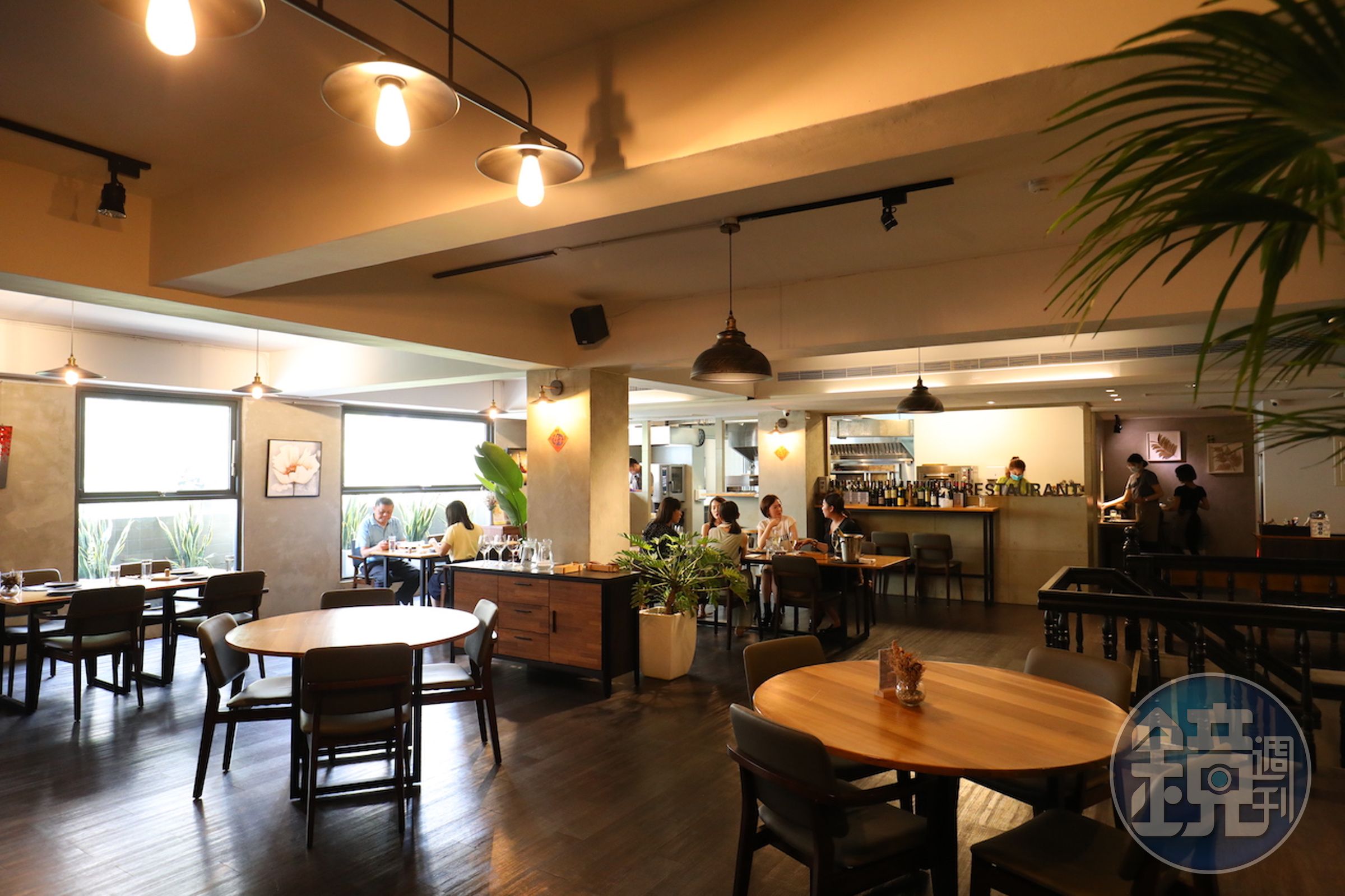 用餐空間採光明亮，桌距寬敞，空間很舒適。